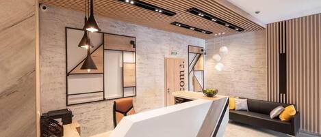 Douche, articles de toilette gratuits, sèche-cheveux, chaussons