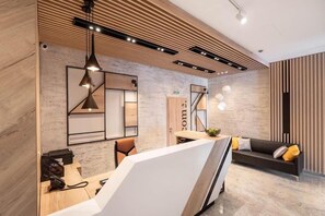 Dusj, toalettartikler (inkludert), hårføner og tøfler