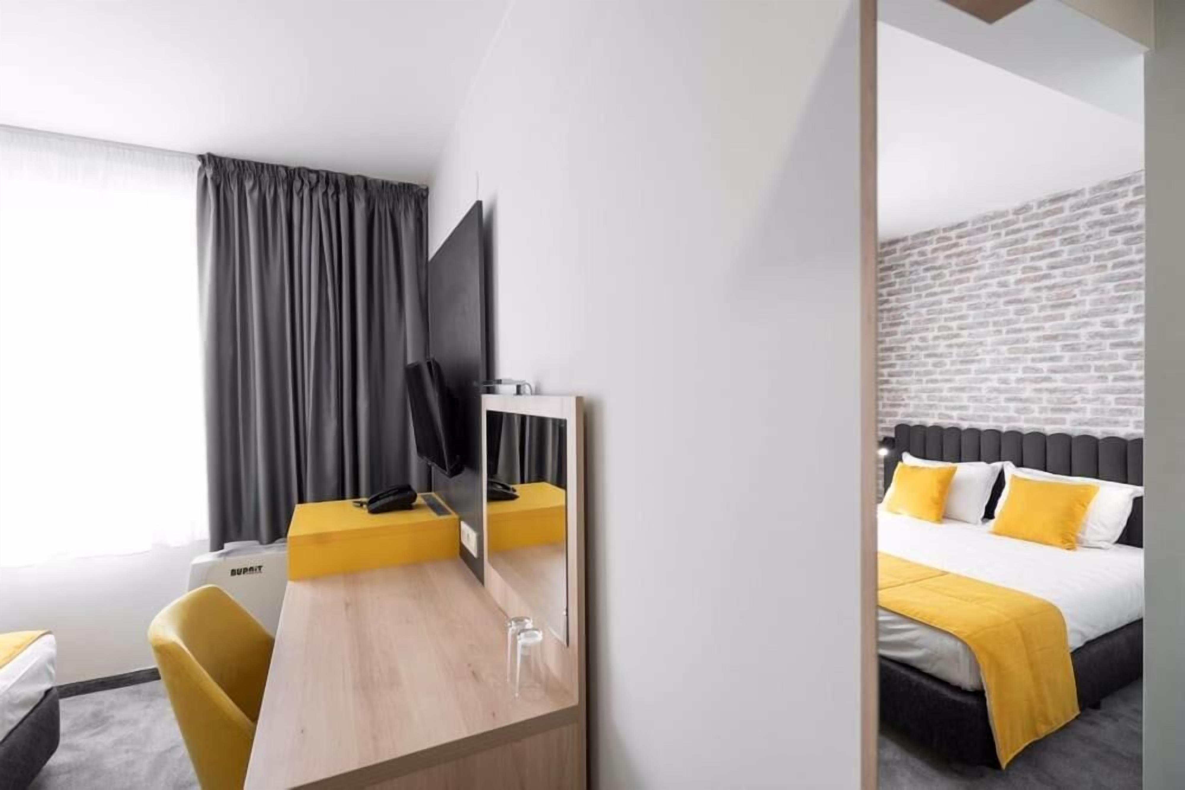 minibar, desk, soundproofing, iron/ironing board