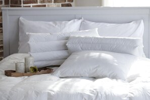 Minibaari, työpöytä, äänieristys, silitysrauta/-lauta