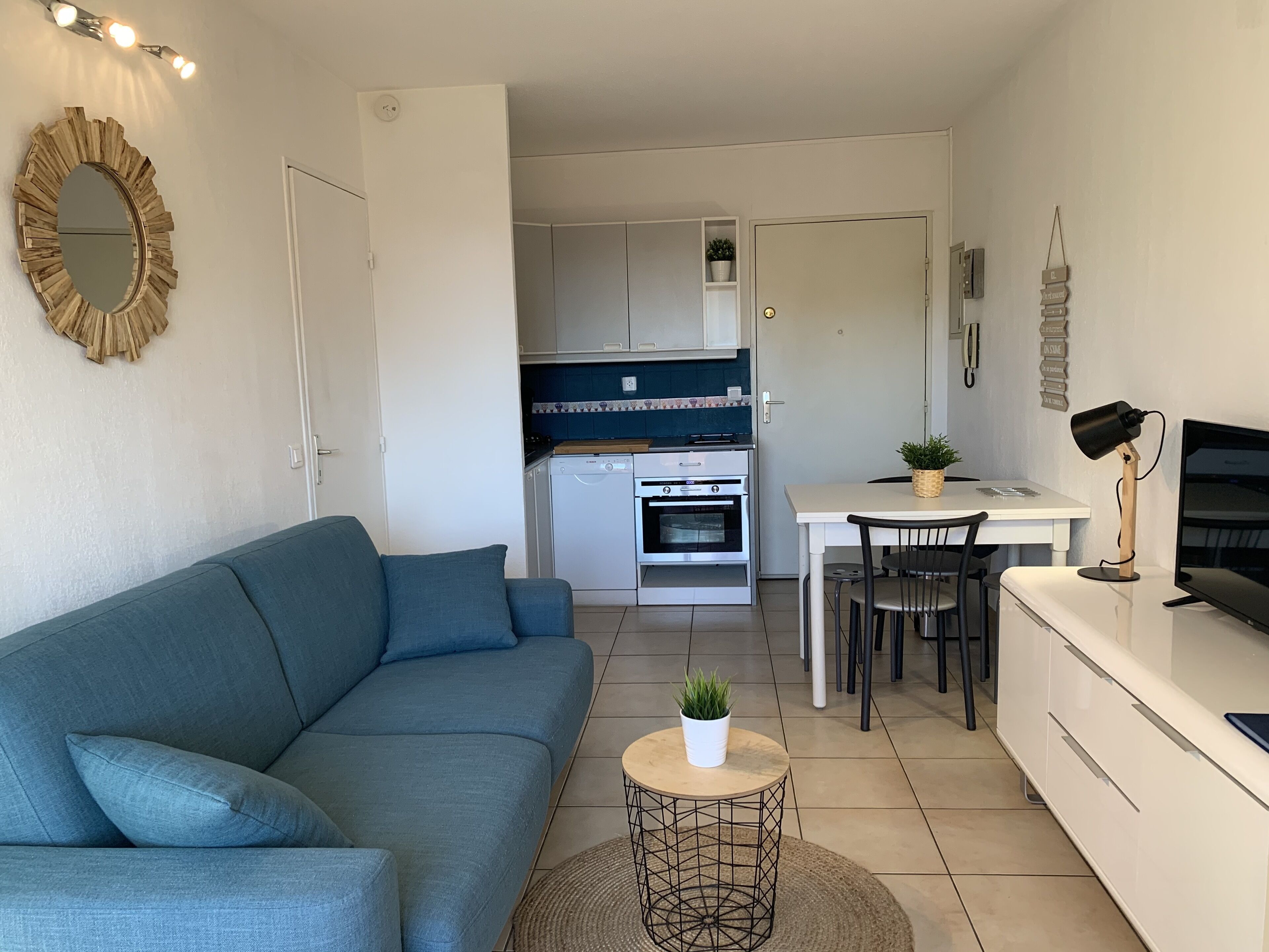 Apartment in the heart of the village 100 m from the beach with parking