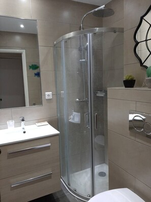 Shower, hair dryer, bidet, towels - Appartement de Prestige Avec Jardin et Deux Terrasses Dans Résidence de Luxe (Villeneuve-Loubet)