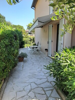 Outdoor dining - Appartement de Prestige Avec Jardin et Deux Terrasses Dans Résidence de Luxe (Villeneuve-Loubet)