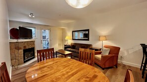 Een televisie en een open haard