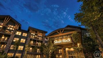 Un hôtel à plusieurs étages, reconnaissable à son grand panneau « Silver Rock », à ses balcons et à sa façade en pierre.