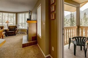 TV, fireplace - Lovely 2 BDR Suite / Sauna / Ski Hill Access (Fernie)
