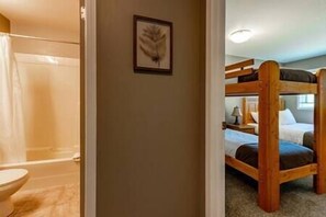 Een douche, een haardroger, handdoeken, zeep