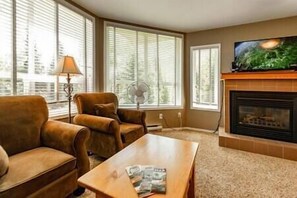 TV, fireplace - Lovely 2 BDR Suite / Sauna / Ski Hill Access (Fernie)