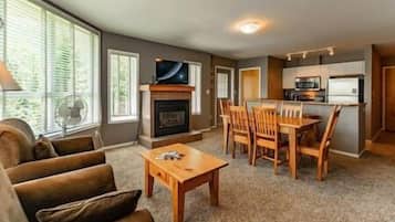 Een televisie en een open haard