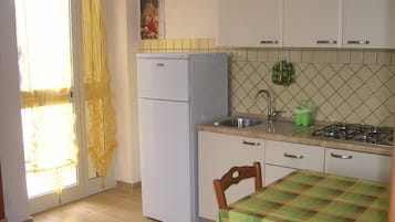 Monolocale Classic | Cucina privata | Frigorifero con congelatore, piano cottura, pentole/stoviglie/utensili