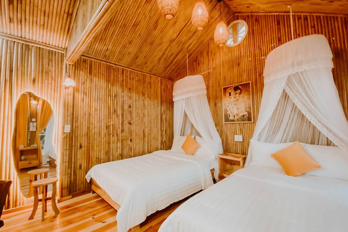 Ein Zimmer mit zwei Betten, Holzwänden und Holzboden.