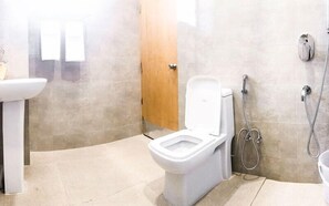 Un baño con inodoro, lavabo y ducha.