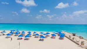 Plage privée, sable blanc, chaises longues, parasols