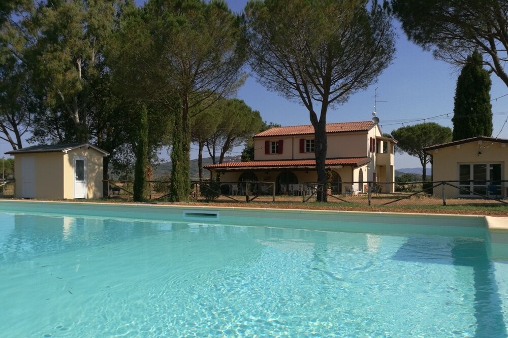 Ginestra - Cozy, bright apartment with pool, large garden near the sea