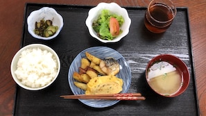 Daily full breakfast (JPY 540 per person)