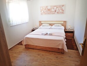 2 bedrooms, travel cot, free WiFi, bed sheets