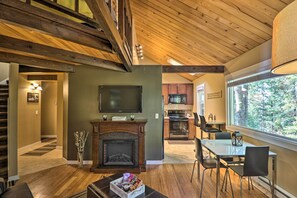 Fridge, microwave, stovetop, dishwasher - Airy Resort Condo < 3 Miles to Whitefish Mountain! (Whitefish)