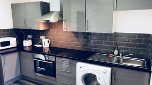 Coffee/tea maker, mini-fridge, microwave, oven - Butlers Hotel (Sheffield)