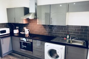 Mini-fridge, microwave, oven, stovetop - Butlers Hotel (Sheffield)