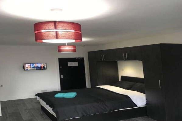 Iron/ironing board, bed sheets - Butlers Hotel (Sheffield)