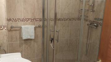 Ducha, secador de pelo, toallas y jabón