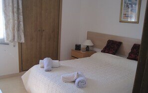 2 chambres, coffres-forts dans les chambres, fer et planche Ă repasser