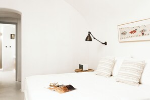 Minibar, caja de seguridad en la habitación y escritorio 