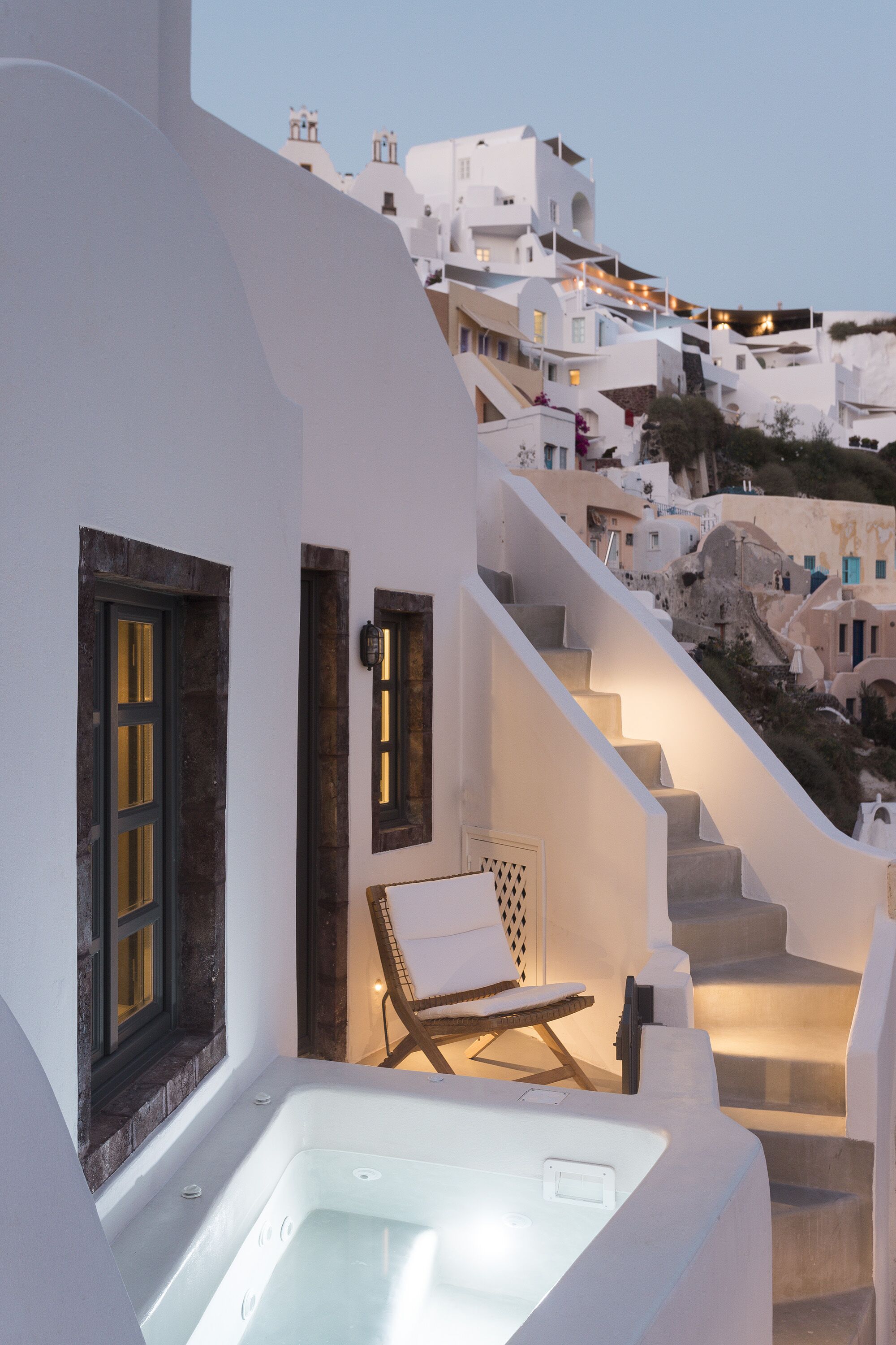 Un edificio blanco con una escalera que lleva a una terraza.