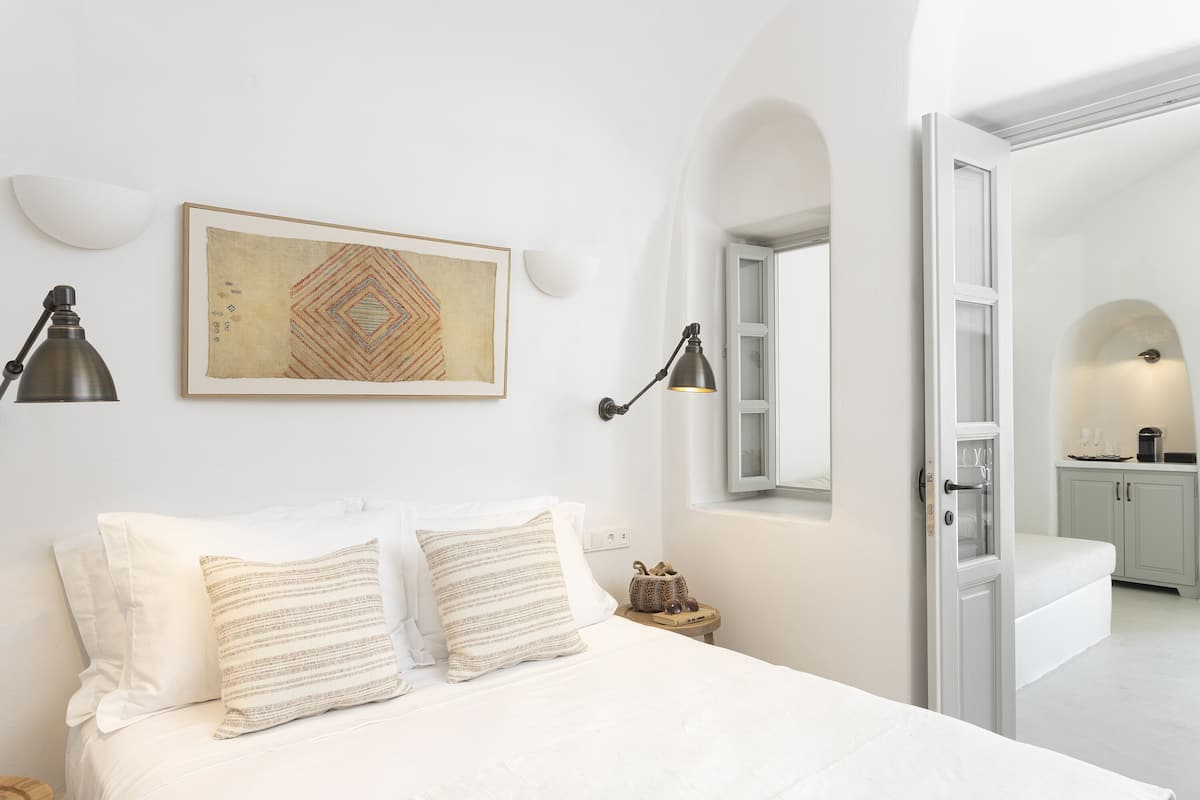 Caldera Residence | 1 bedroom, minibar, in-room safe, desk