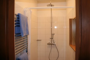 Douche, sèche-cheveux, serviettes fournies, savon
