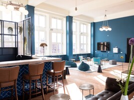Una cocina moderna con barra, ventanas amplias y un televisor de pantalla plana.