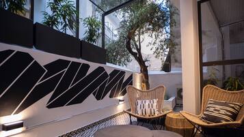 Beige and Blanc Two Bedroom Apartment with Urban Back Yard & Free Parking | Vista al patio