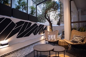 Beige and Blanc Two Bedroom Apartment with Urban Back Yard & Free Parking | Vista al patio