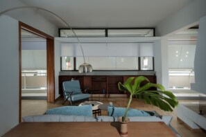 Departamento, 2 habitaciones (Grey and White, Free Parking) | Área de sala de estar | Televisión LED, Netflix y servicios de streaming 