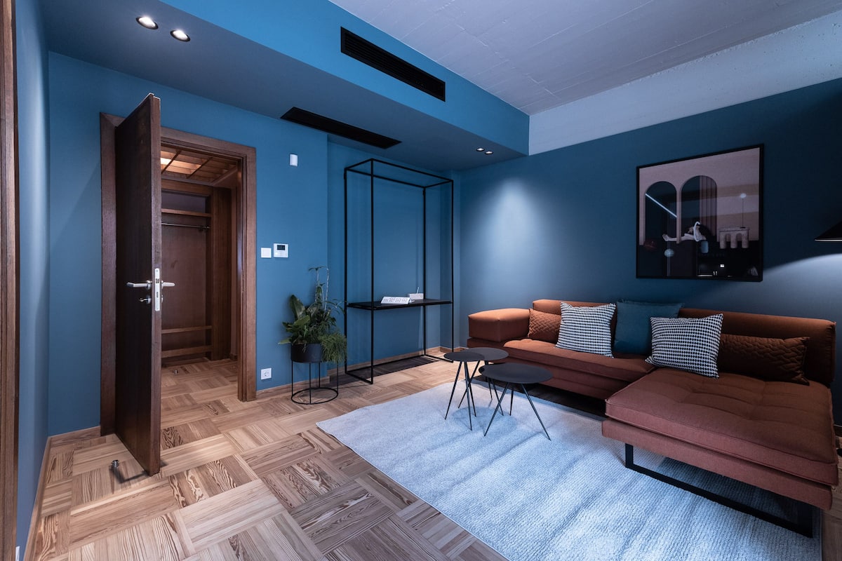 Blue and Peach Two Bedroom Apartment Free Parking | Living area | 42-inch flat-screen TV with satellite channels, LED TV, Netflix