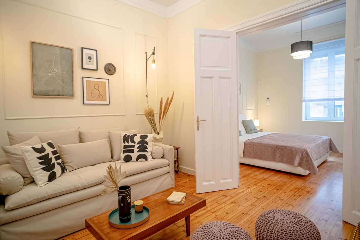 Beige and Blanc Two Bedroom Apartment with Urban Back Yard & Free Parking | Living area | 42-inch flat-screen TV with satellite channels, LED TV, Netflix