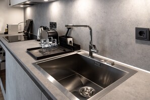 Departamento, 2 habitaciones (Grey and White, Free Parking) | Cocina privada | Refrigerador con congelador, microondas, horno y parrilla de estufa 