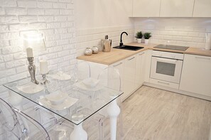 Appartement | Cuisinette privée | Réfrigérateur, un four, surface de cuisson, lave-vaisselle