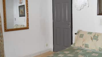 Habitación con 1 cama matrimonial o 2 individuales | Muebles diferentes, escritorio, wifi gratis y ropa de cama