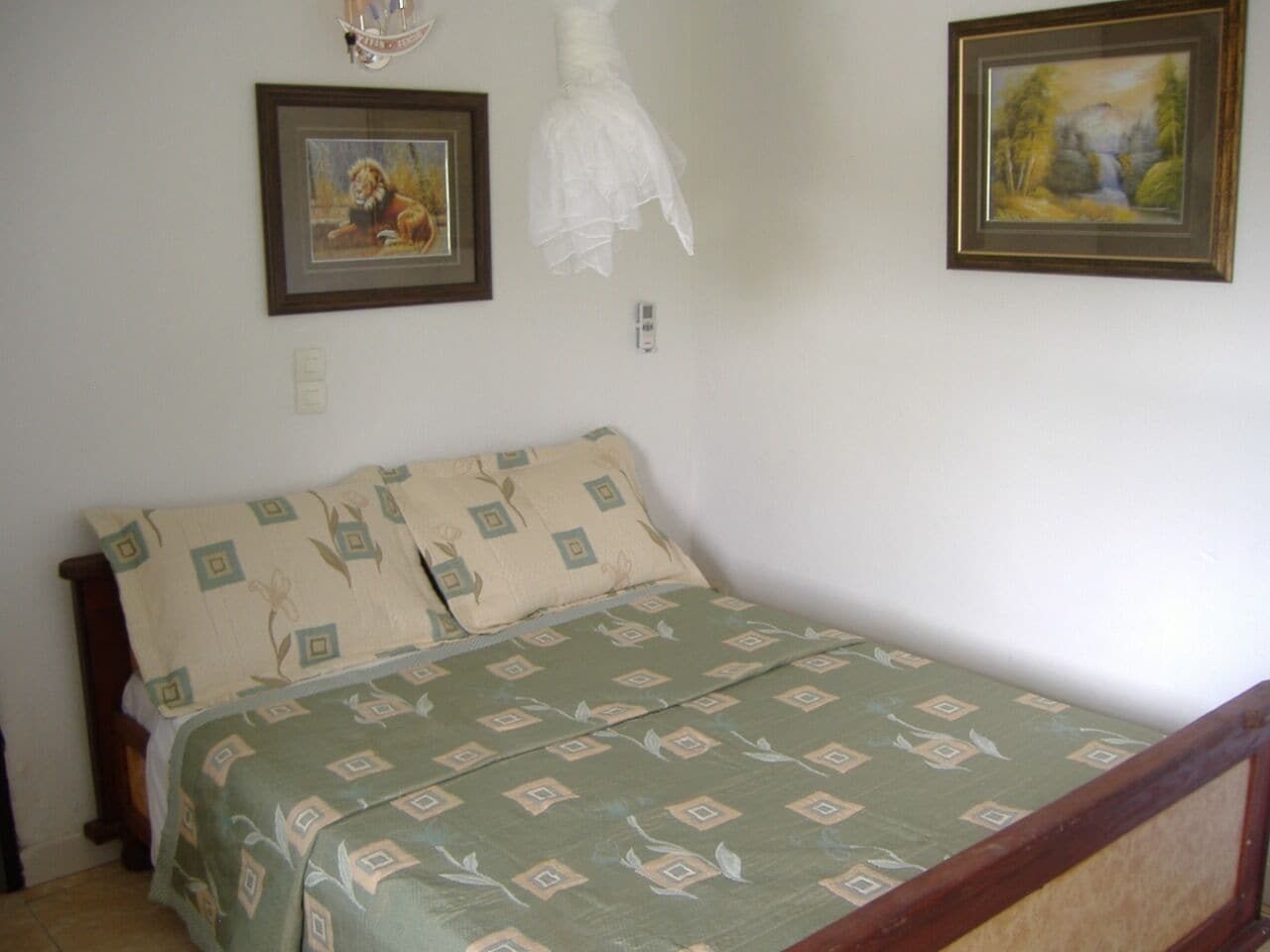 Doppel- oder Zweibettzimmer | Individuell eingerichtet, Schreibtisch, kostenloses WLAN, Bettwäsche