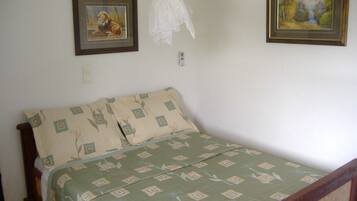 Kamer, 1 twee- of 2 eenpersoonsbedden | Individueel gemeubileerd, een bureau, gratis wifi, beddengoed