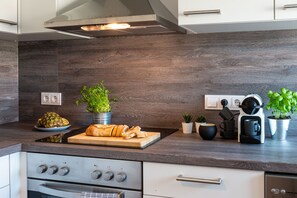 Appartement Luxe | Cuisine privée | Grand réfrigérateur, four, plaque de cuisson, lave-vaisselle