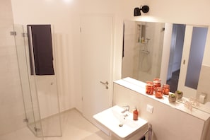 Luxury Apartment | Bathroom | Free toiletries, hair dryer, heated floors, towels - LUXUS Apartment Zentral Altstadt (Augsburg)