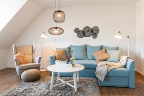 Luxury Apartment | Living area | 32-inch Smart TV with cable channels, TV, Netflix - LUXUS Apartment Zentral Altstadt (Augsburg)