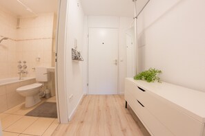 Apartment, Terrasse | Badezimmer | Dusche, Handtücher, Seife, Shampoo