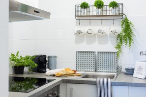 Departamento, patio | Cocina privada | Refrigerador con congelador, horno y parrilla de estufa