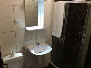 Combinazione doccia/vasca, asciugacapelli, asciugamani, shampoo