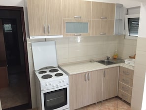 Kühlschrank, Ofen, Herdplatte, Wasserkocher