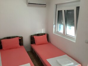 2 bedrooms, iron/ironing board, free WiFi, bed sheets