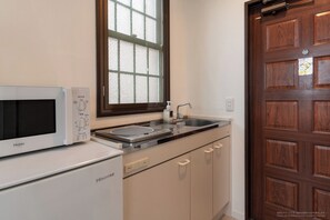 Refrigerador, microondas, parrilla de estufa y utensilios de cocina 